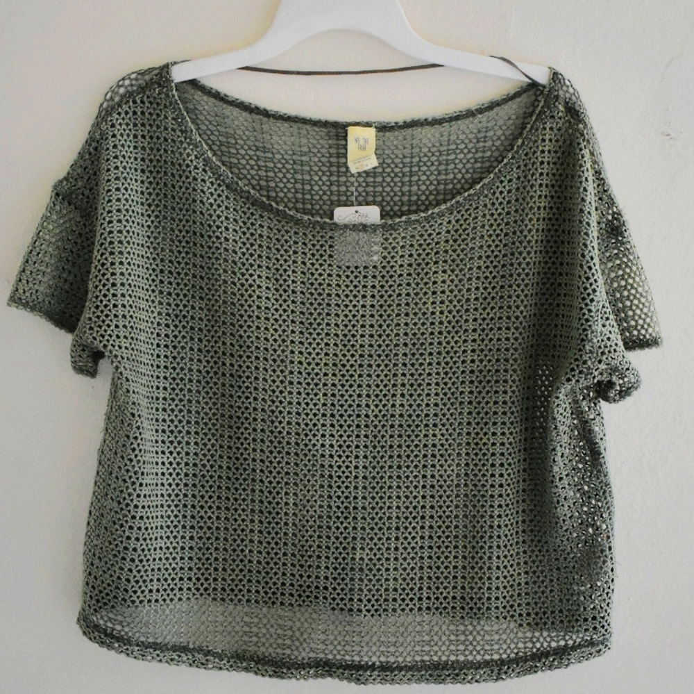 Netted scoop crop tee